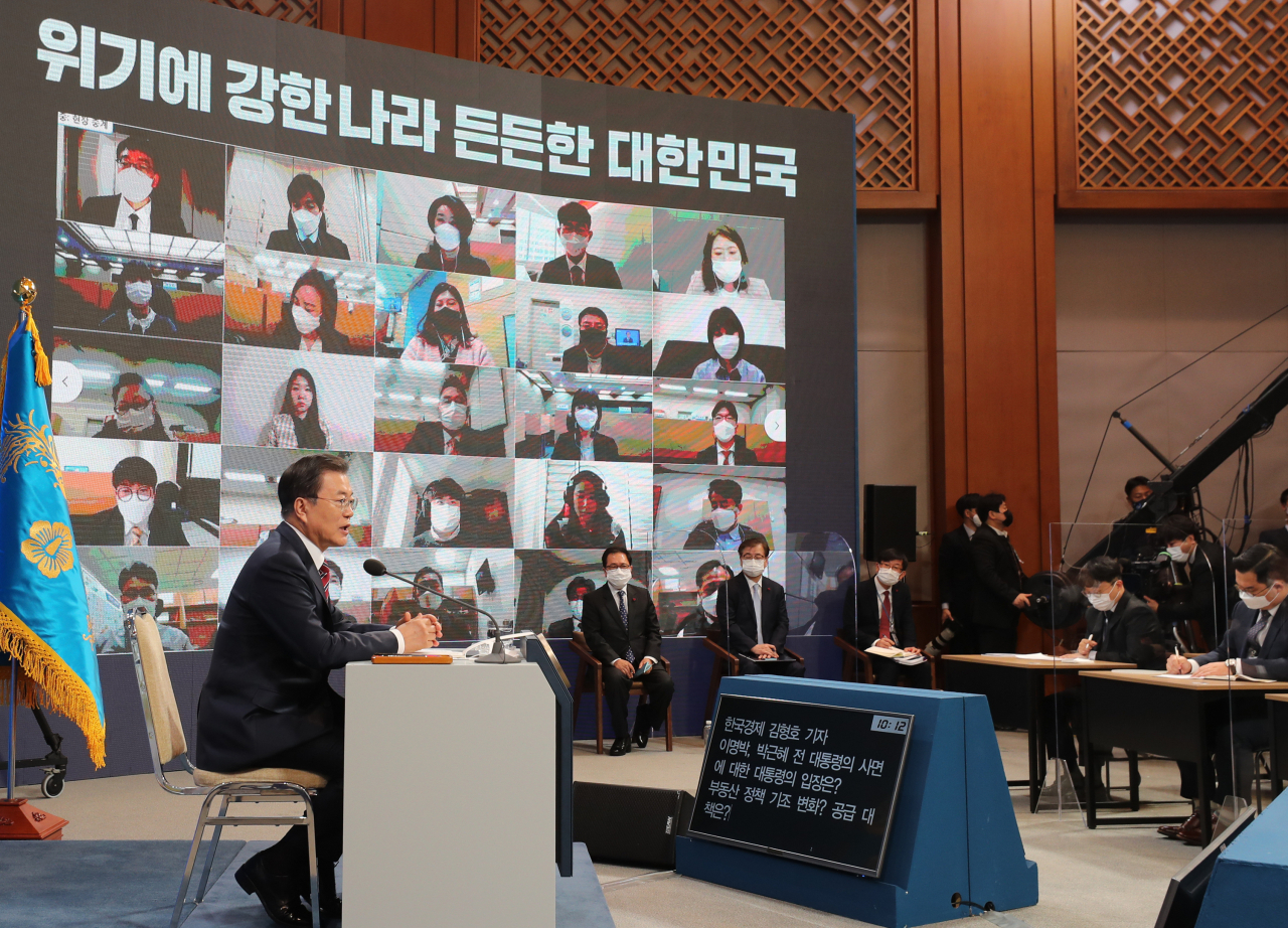 문재인 대통령이 18일 청와대 춘추관에서 열린 신년 기자회견에서 기자의 질문에 답하고 있다. [연합]