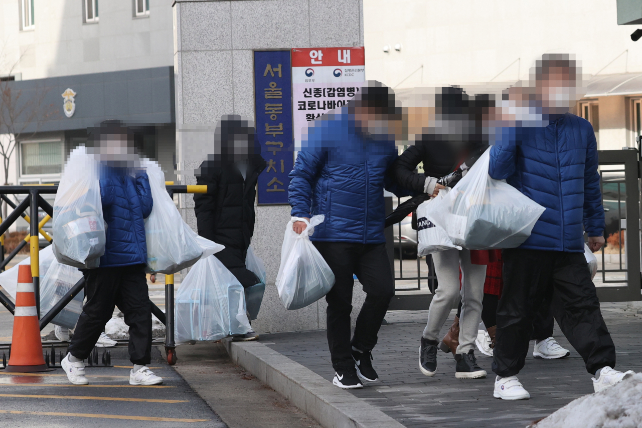 정부가 교정시설의 코로나19 확산을 막기 위해 수형자 900여명을 조기 가석방하기로 한 지난 14일 오전 서울 송파구 동부구치소에서 가석방된 수형자들이 나오고 있다. [연합]