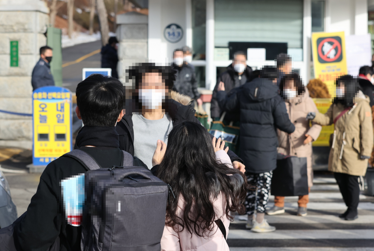 교정시설의 신종 코로나바이러스 감염증(코로나19) 확산을 막기 위해 지난 14일 오전 경기도 의왕시 서울구치소에서 가석방된 한 수형자가 가족과 재회하고 있다. [연합]