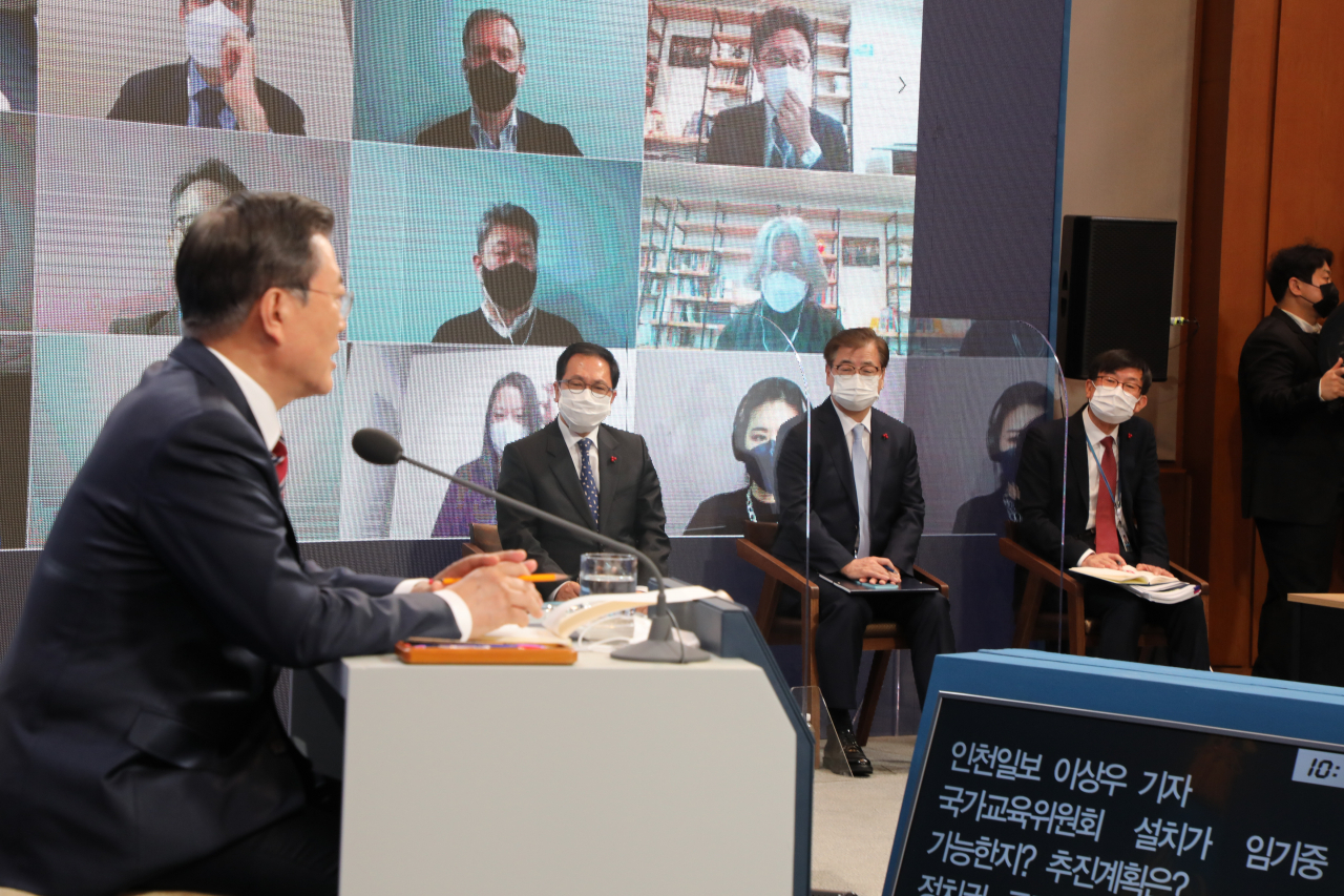 문재인 대통령이 18일 청와대 춘추관에서 열린 신년 기자회견에서 기자의 질문에 답하고 있다. [연합]