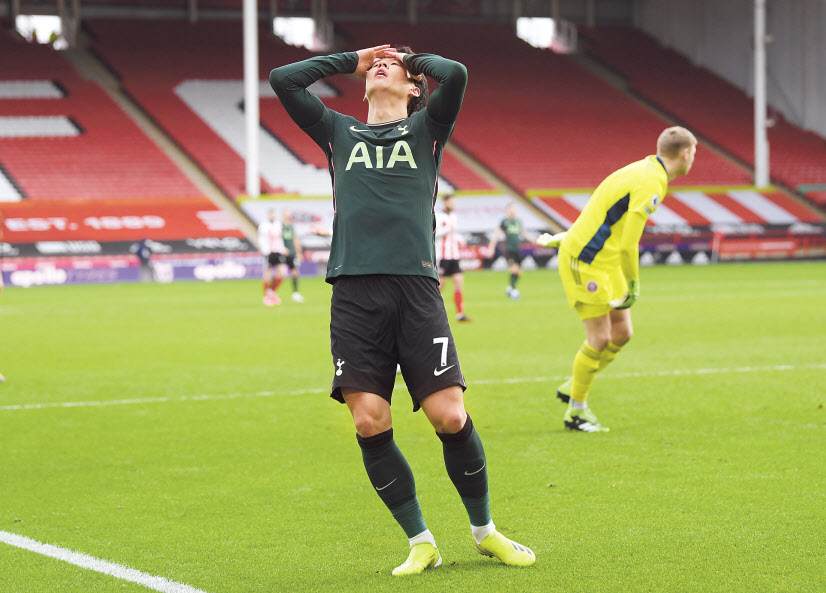 토트넘 손흥민이 18일(한국시간) 영국 셰필드의 브래몰 레인에서 끝난 셰필드 유나이티드전서 전반 8분 시도한 슛이 골대를 맞자 아쉬워하고 있다. [로이터]