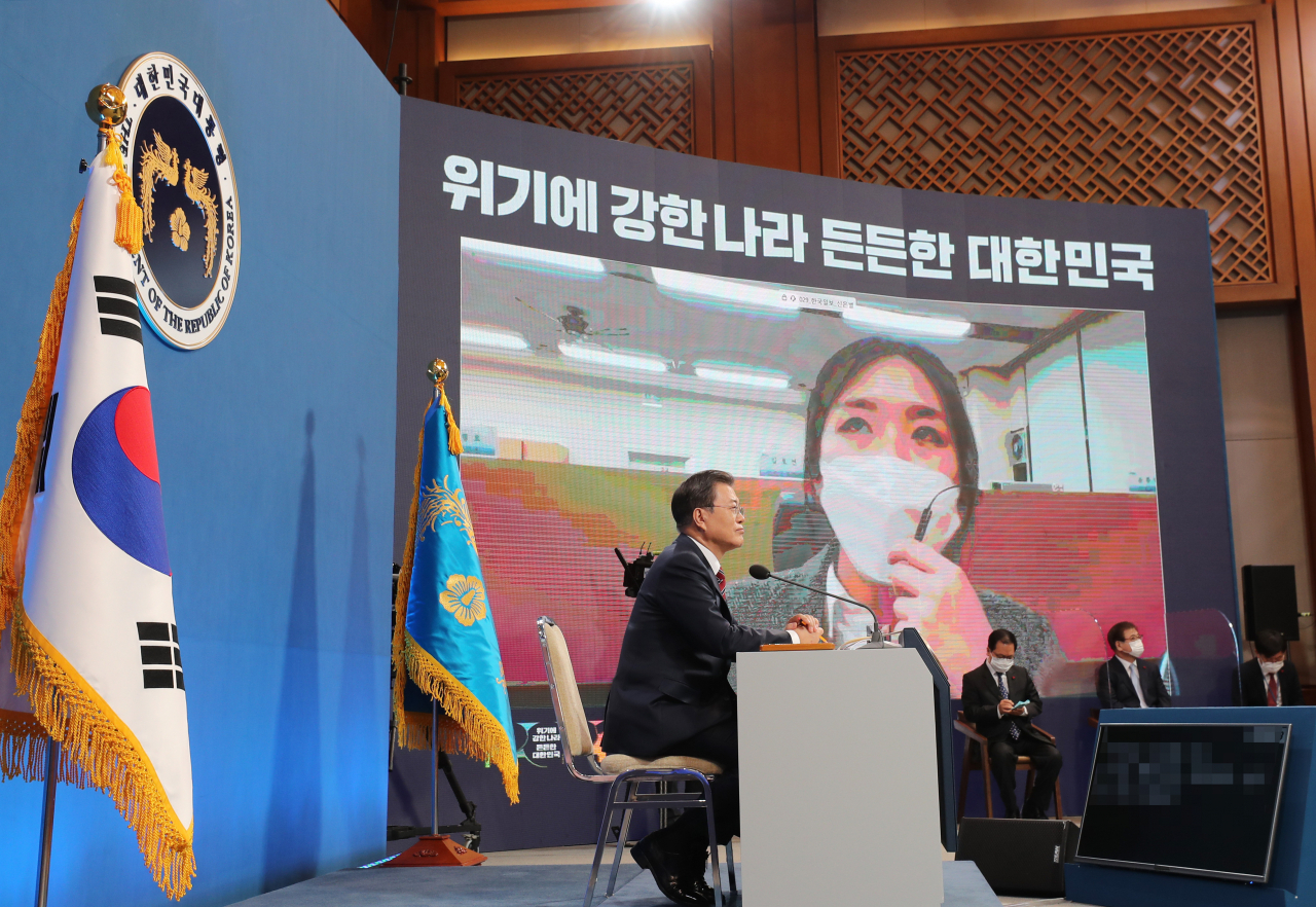 문재인 대통령이 18일 청와대 춘추관에서 열린 신년 기자회견에서 기자들의 질문을 받고 있다. [연합]
