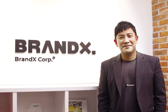 강민준 대표가 걸어온 길&hellip; ▷2005 판도라TV 서비스기획팀장 ▷2008 카카오 다음카페기획팀 ▷2009 SK커뮤니케이션즈 신규사업팀 & 네이트쇼핑팀▷2012 브랜드엑스그룹 대표이사 ▷2019 브랜드엑스코퍼레이션 경영전략 부문 대표이사
