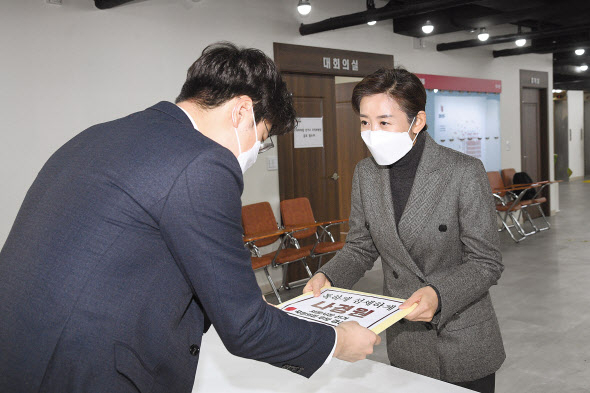 나경원 국민의힘 전 의원이 18일 오전 서울 여의도 국민의힘 당사를 방문, 서울시장 보궐선거 경선 후보등록을 하고 있다. [국회사진기자단]