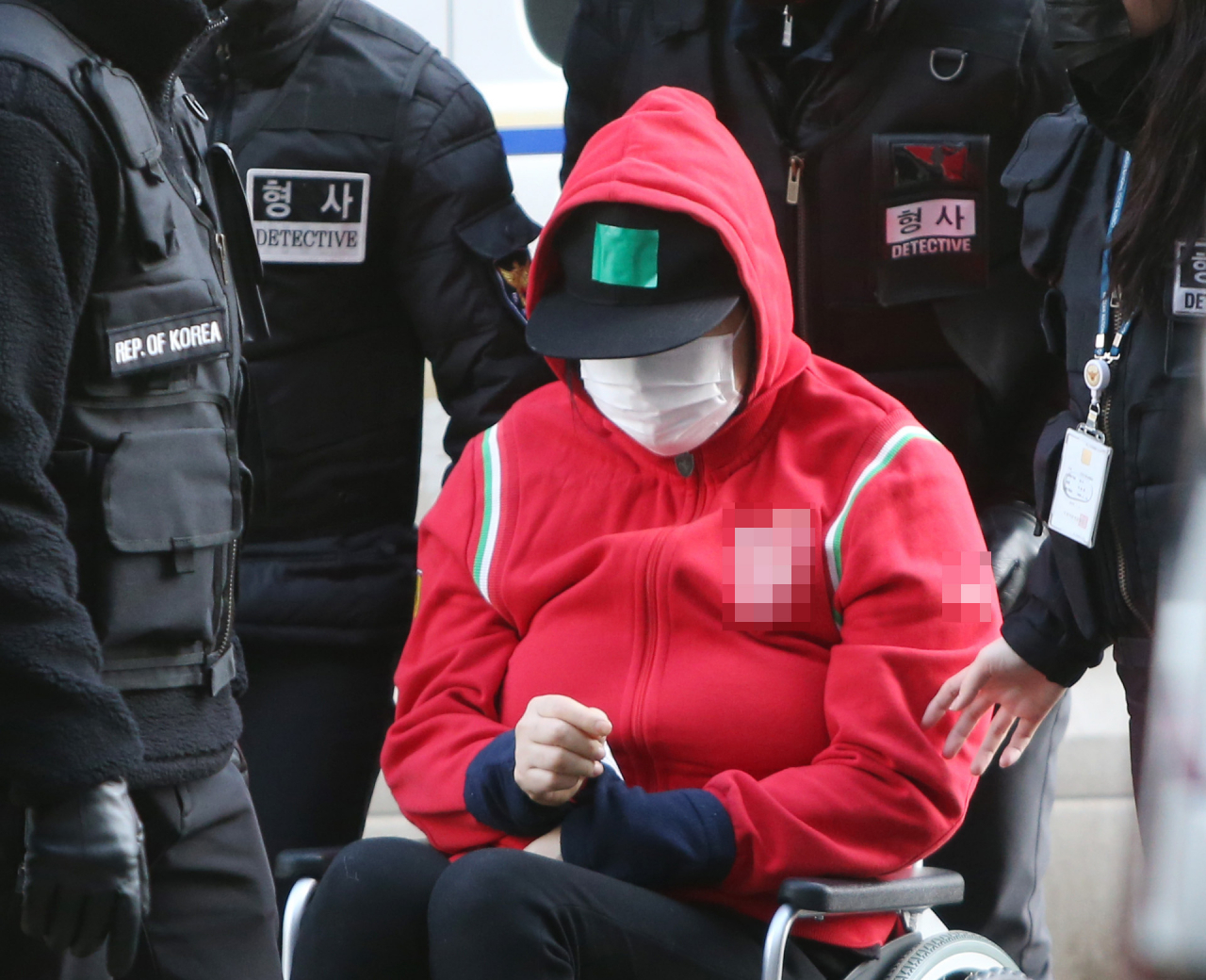 8살 딸의 호흡을 막아 숨지게 한 혐의를 받는 어머니 A(44·여)씨가 17일 오후 구속 전 피의자 심문(영장실질심사)을 받기 위해 인천시 미추홀구 인천지방법원으로 들어서고 있다. [연합]