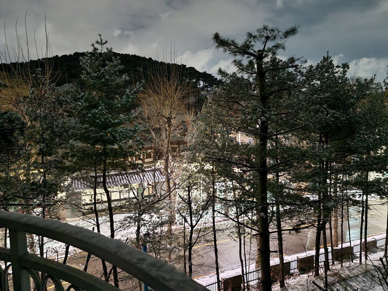 Night mode photos taken with the Galaxy S21 Ultra (Song Su-hyun/The Korea Herald) 　