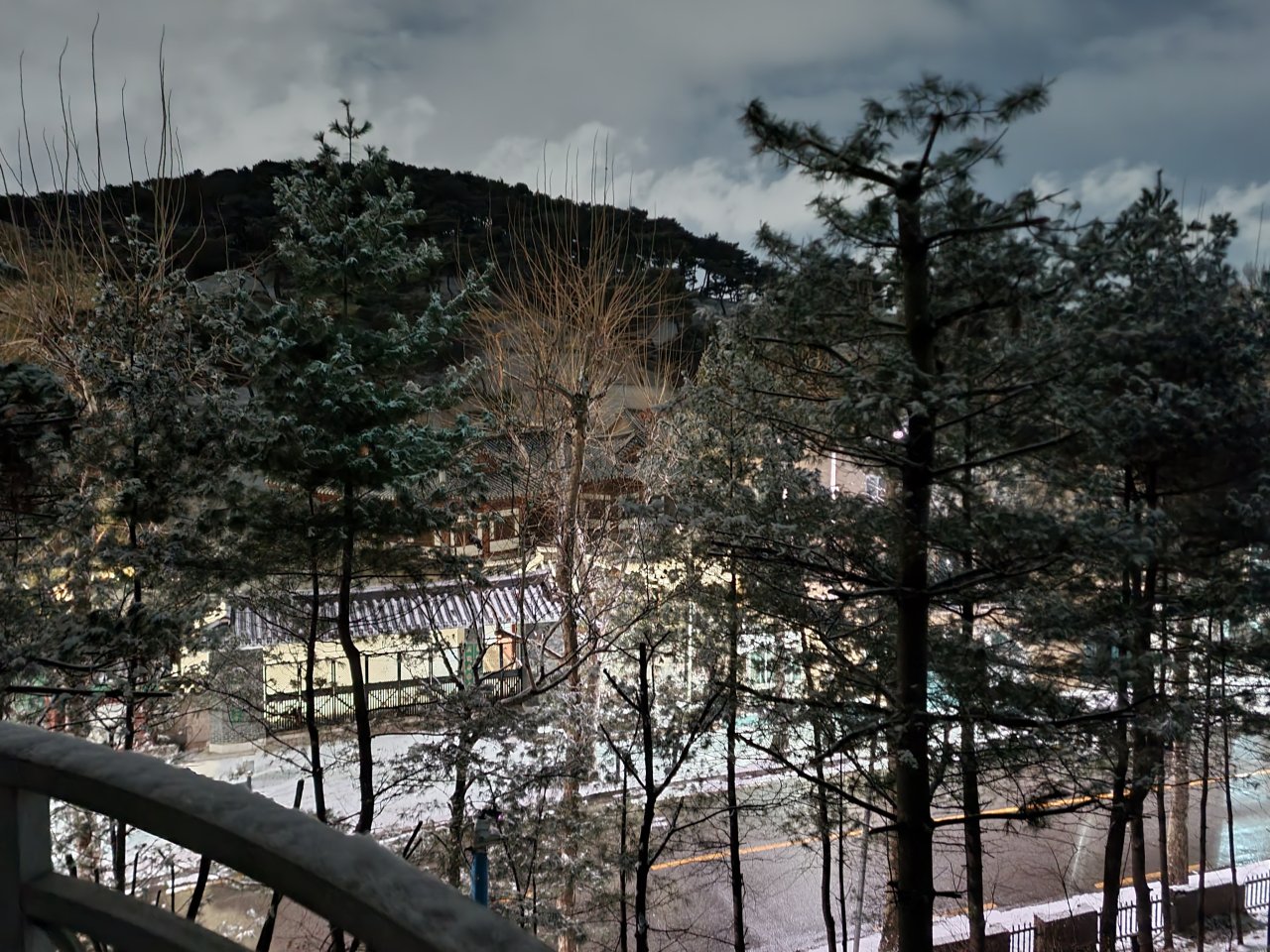 Night mode photos taken with the Galaxy S21 (Song Su-hyun/The Korea Herald)