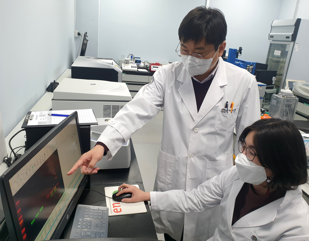이계주(왼쪽) 박사와 장유나 연구원(제1저자, 오른쪽)이 단백질 발현을 확인하는 모습. [한국뇌연구원 제공]