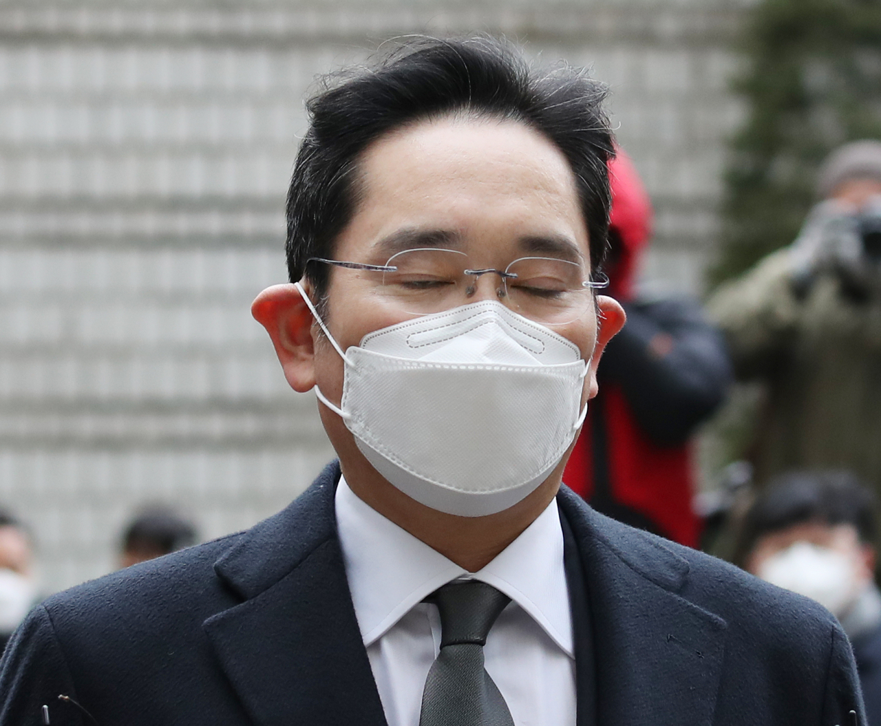 이재용 삼성전자 부회장이 18일 오후 서울 서초구 서울고등법원에서 열린 '국정농단' 사건 파기환송심 선고공판에 출석하며 법정으로 향하고 있다. [연합]