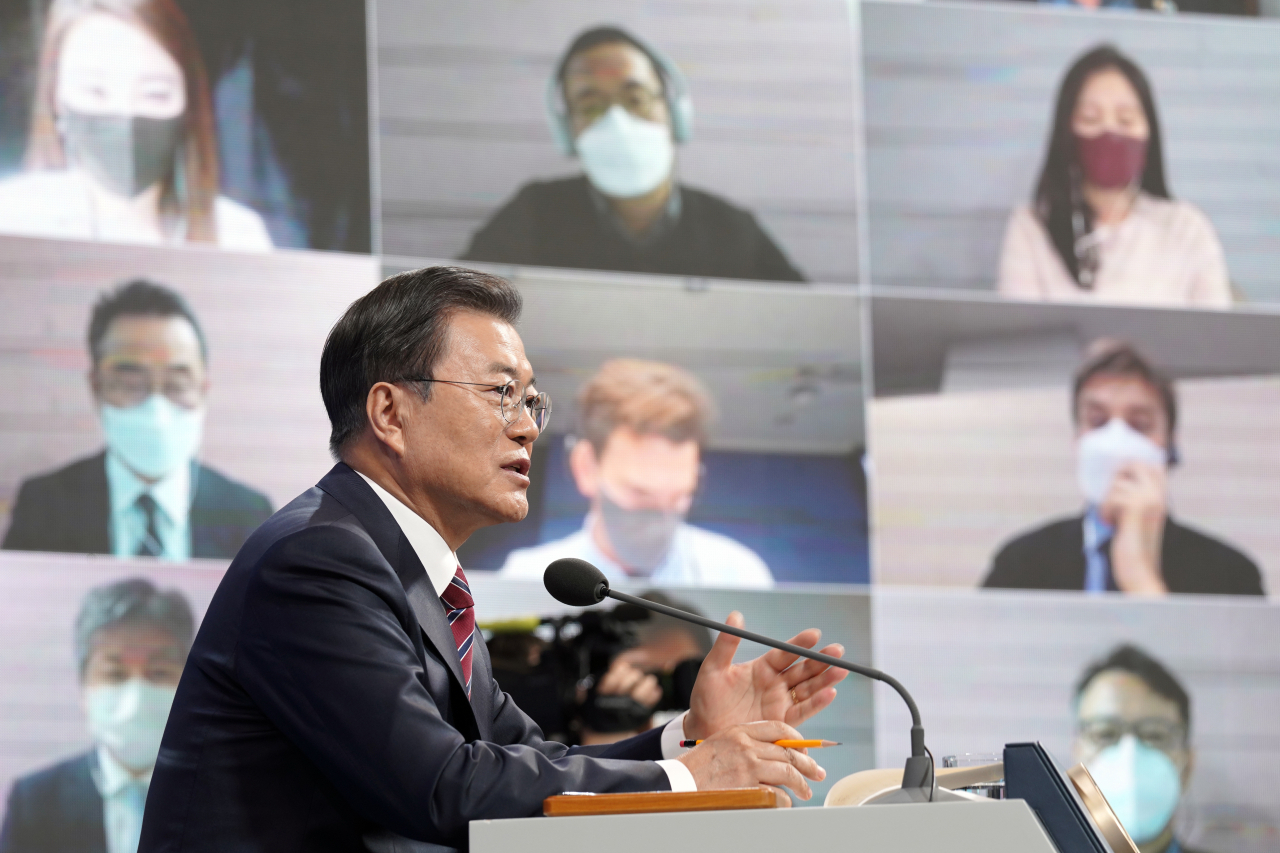 문재인 대통령이 18일 청와대 춘추관에서 열린 신년 기자회견에서 기자의 질문에 답하고 있다. [연합]