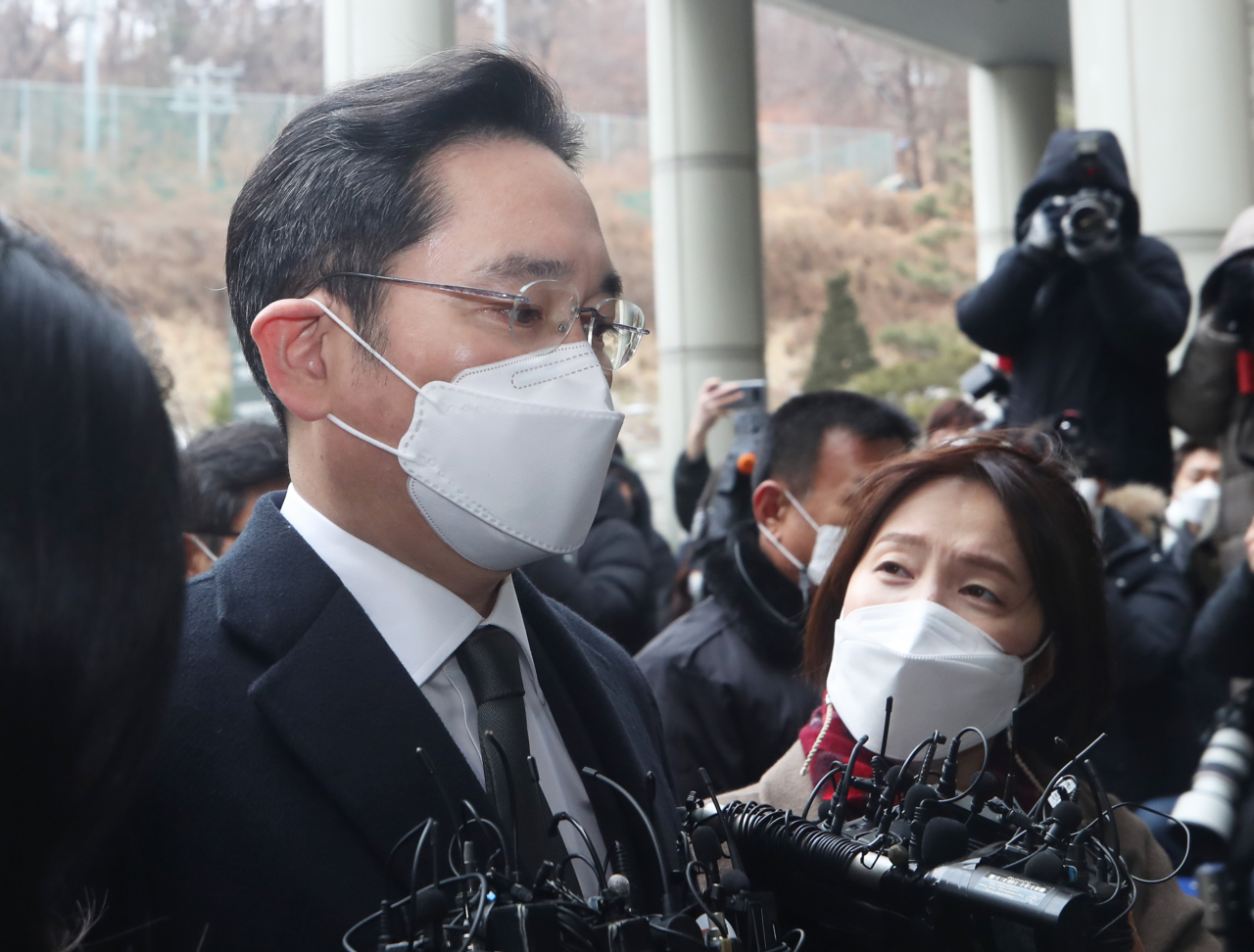 이재용 삼성전자 부회장이 18일 오후 서울 서초구 서울고등법원에서 열린 국정농단 사건 파기환송심 선고 공판에 출석하며 기자들의 질문에 답을 하지 않고 있다. [연합뉴스]