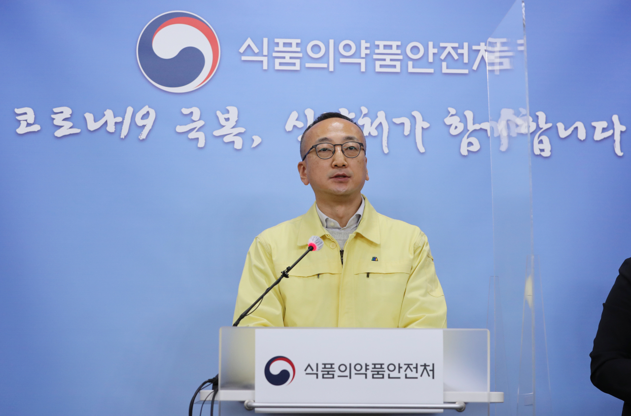 김상봉 식품의약품안전처 국장이 18일 오후 충북 청주시 질병관리청 브리핑실에서 국내 첫 허가를 앞둔 신종 코로나바이러스 감염증(코로나19) 항체치료제인 셀트리온 치료제의 검증 결과를 발표하고 있다. 연합뉴스