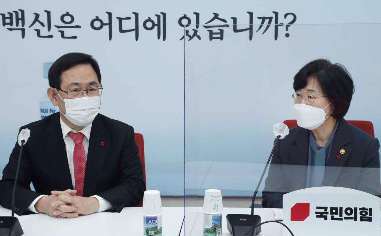 주호영 국민의힘 원내대표가 18일 서울 여의도 국회에서 취임 인사차 방문한 정영애 여성가족부 장관을 접견하고 있다. [헤럴드경제=이상섭 기자]