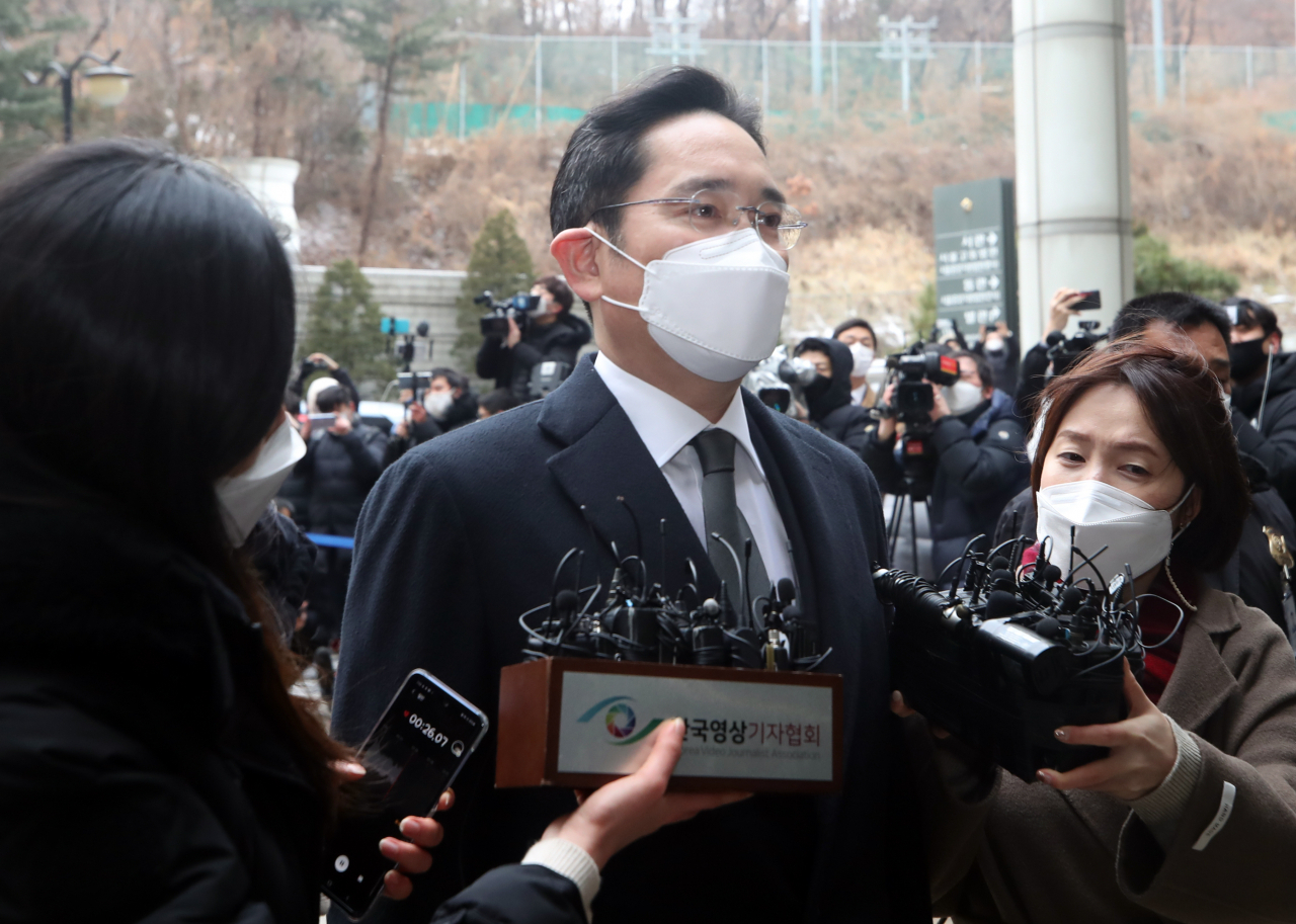 이재용 삼성전자 부회장이 18일 오후 서울 서초구 서울고등법원에서 열린 '국정농단' 사건 파기환송심 선고 공판에 출석하며 법정으로 향하고 있다. [사진=연합뉴스]