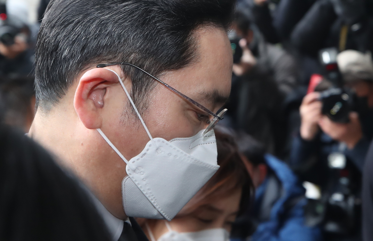 이재용 삼성전자 부회장이 18일 오후 서울 서초구 서울고등법원에서 열린 '국정농단' 사건 파기환송심 선고 공판에 출석하며 법정으로 향하고 있다. [사진=연합뉴스]