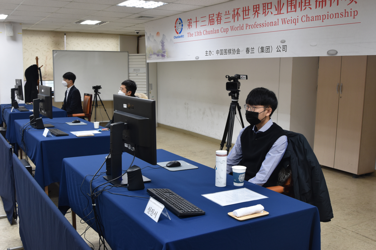 18일 한국기원에서 춘란배 8강전을 치르는 신진서, 변상일, 박영훈(오른쪽부터)의 모습.