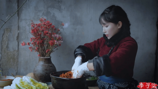 중국 유튜버 리즈치가 올린 김치 담그는 영상. 설명 태그로 ‘중국의 요리법’이라고 달았다. [리즈치 유튜브 캡처]