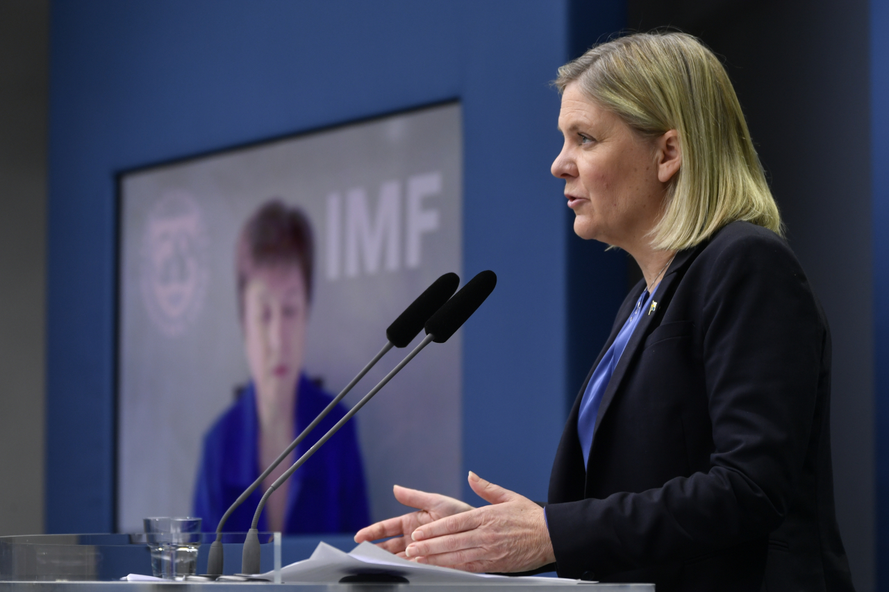 18일(현지시간) 실시된 국제통화기금(IMF) 온라인 기자회견에서 국제통화금융위원회(IMFC) 신임 의장으로 선임된 막달레나 안데르손(오른쪽) 스웨덴 재무장관이 발언하고 있다. [AP]