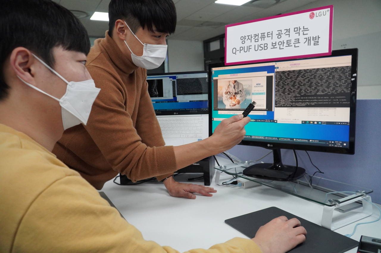 LG유플러스 모델이 양자내성암호(PQC: Post Quantum Cryptography) 기술을 USB에 담은 ‘Q-PUF USB’ 보안토큰을 소개하고 있다. [LG유플러스 제공]