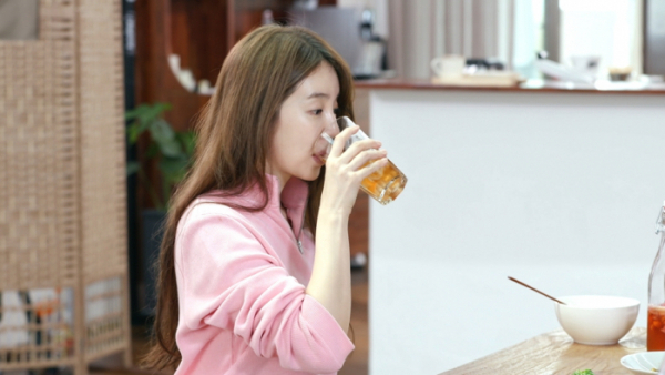 배우 윤은혜가 선보인 콤부차 [사진=KBS TV ‘신상출시 편스토랑’ 화면 캡처]