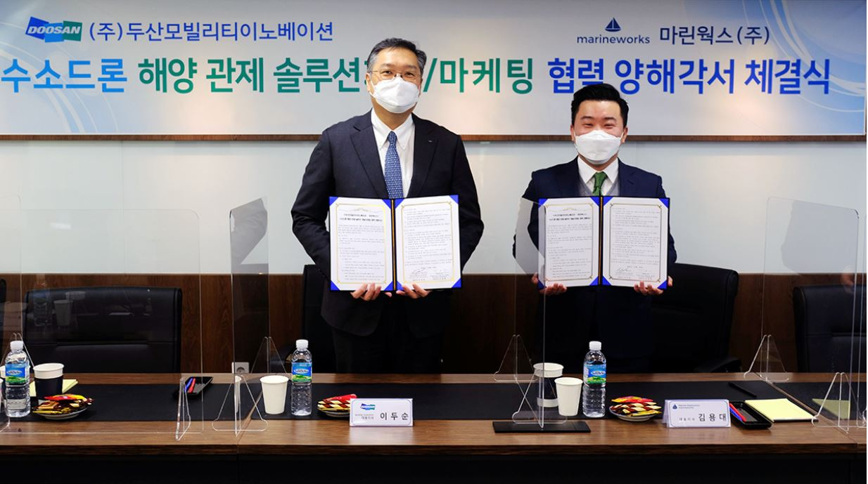 이두순 DMI 대표(사진 왼쪽)와 김용대 마린웍스 대표가 19일 ‘수소드론을 활용한 해양관제 솔루션 개발’ 업무협약식을 마치고 기념사진을 촬영하고 있다. [두산그룹 제공]
