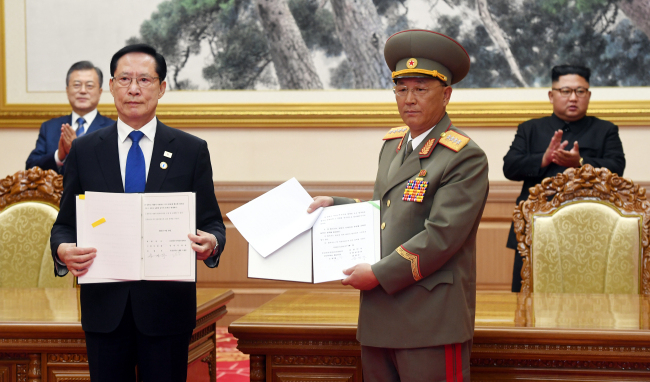 문재인 대통령이 오는 3월 초 계획된 한미 연합군사훈련과 관련해 남북 간 협의가 가능하다고 밝혔지만 한미 간 조율과 남은 시간 등을 고려할 때 쉽지 않을 것으로 보인다. 2018년 9월 당시 송영무(왼쪽) 국방부 장관과 노광철 북한 인민무력상이 평양 백화원 영빈관에서 남북 군사분야합의서에 서명한 뒤 합의서를 들어 보이고 있다. [연합]