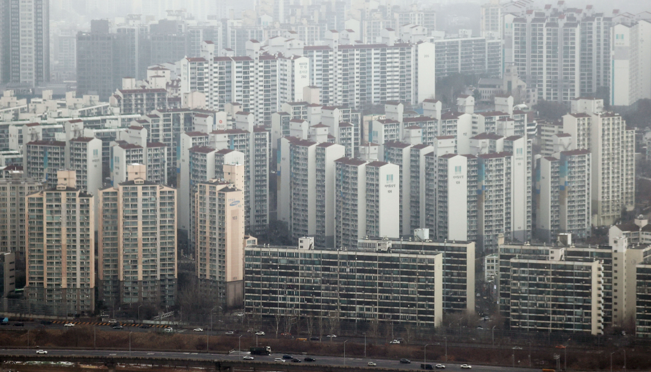 18일 오후 서울 영등포구 63스퀘어 전망대에서 바라본 아파트 단지. [연합]