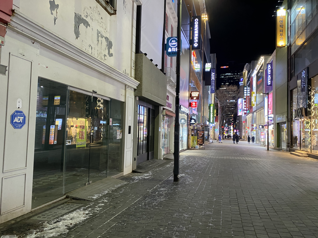 화려했던 명동의 밤 거리가 불이 꺼지고, 빈 점포가 늘면서 썰렁한 모습이다. [헤럴드DB]