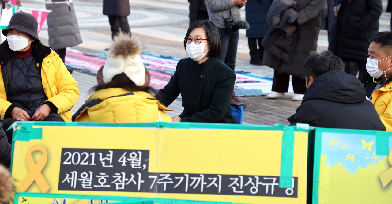 국정원은 20일부터 사참위와 함께 세월호 관련 전체 자료 목록에 대한으 열람을 시작한다고 19일 밝혔다. 김제남 청와대 시민사회수석은 작년 연말 청와대 앞 세월호 진상규명촉구 농성장을 방문해 유가족 등과 면담을 가졌다. [연합]