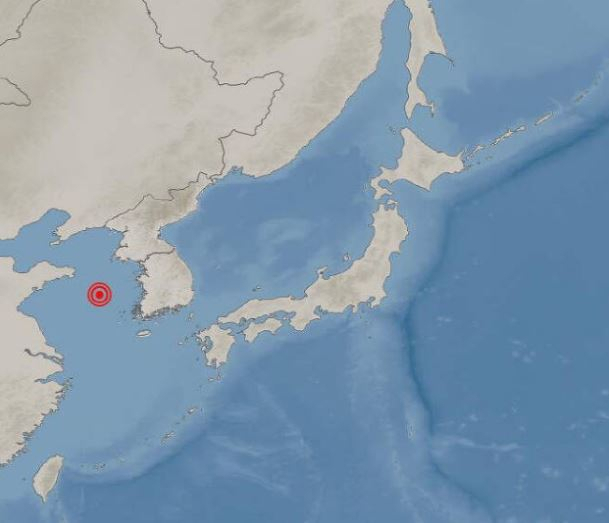 19일 오전 3시21분께 중국 칭다오(靑島) 동쪽 332㎞ 해상에서 규모 4.6(중국 지진청 발표 기준) 규모의 지진이 발생했다. 해당 지진의 진앙지를 표시한 지도. [기상청 제공]