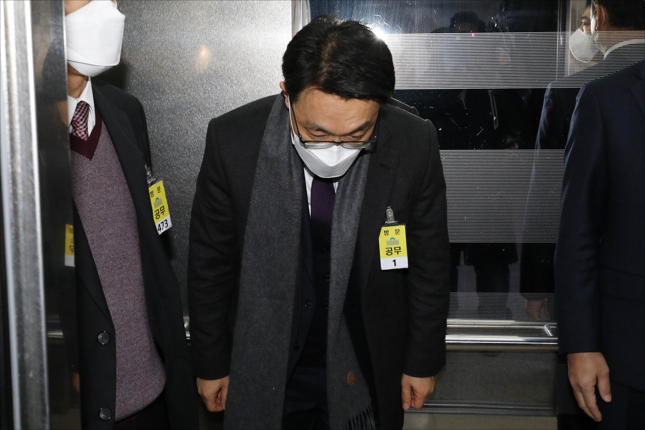 김진욱 초대 고위공직자범죄수사처(공수처) 처장 후보자가 19일 오전 서울 여의도 국회에서 열리는 인사청문회에 참석하기 위해 승강기에 올라 취재진을 향해 인사하고 있다. [연합]