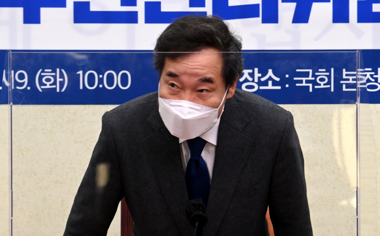 이낙연 더불어민주당 대표가 19일 국회에서 열린 4·7재보선 공천관리위원회의에 참석하고 있다. 이상섭 기자