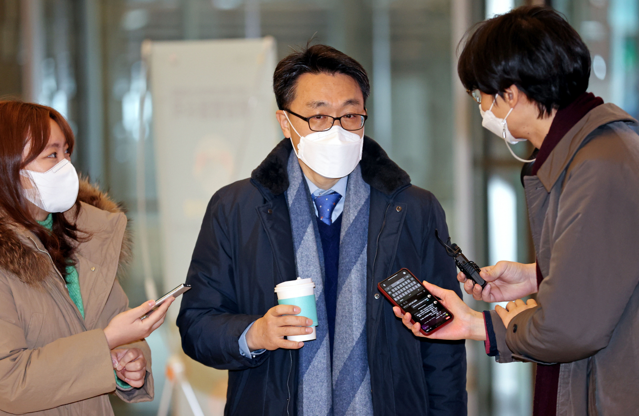 김진욱 초대 고위공직자범죄수사처(공수처) 처장 후보자가 18일 오전 서울 종로구 인사청문회 준비 사무실로 출근하며 취재진의 질문에 답하고 있다. [연합]