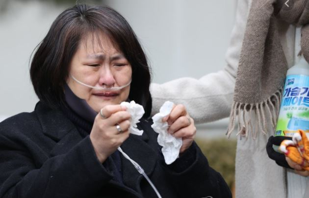 가습기 살균제 사태에 연루돼 재판에 넘겨진 SK케미칼과 애경산업의 전직 임원들이 1심에서 무죄를 선고를 받은 지난 12일 오후 서울 서초구 서울중앙지법 앞에서 가습기 살균제 피해자 조모 씨가 해당 선고 결과를 듣고 눈물을 흘리고 있다. [연합]