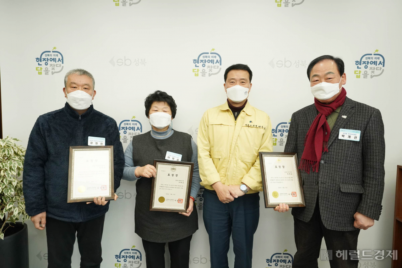 이승로 구청장(왼쪽에서 세번째)과 코로나19 대응 유공 표창을 받은 구민들이 기념촬영을 하고 있다. [성북구 제공]
