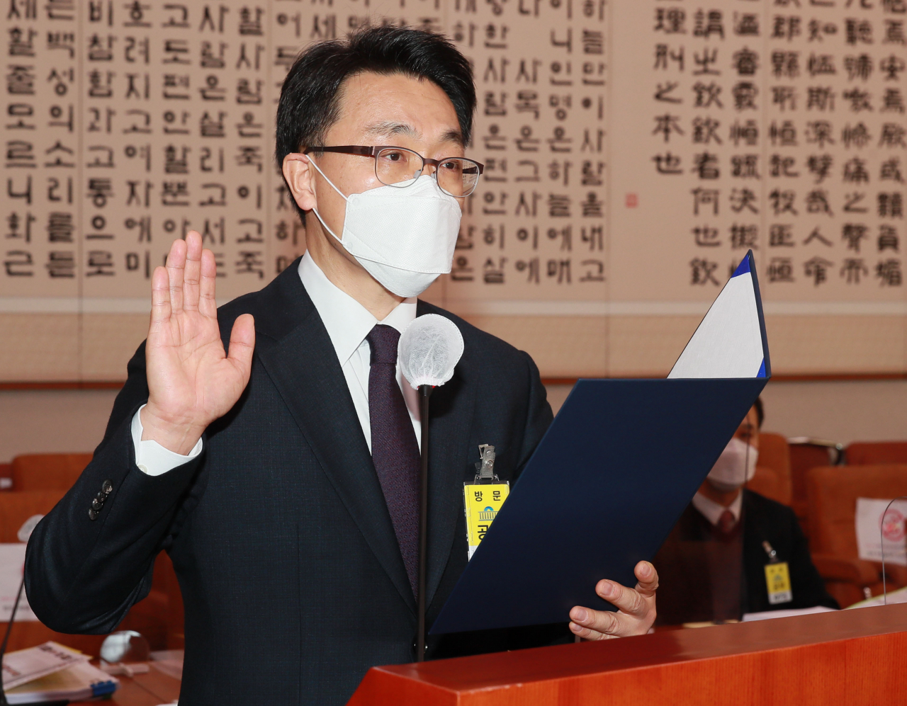 김진욱 초대 고위공직자범죄수사처(공수처) 처장 후보자가 19일 오전 서울 여의도 국회 법제사법위원회에서 열린 인사청문회에 출석, 증인 선서를 하고 있다. [연합]