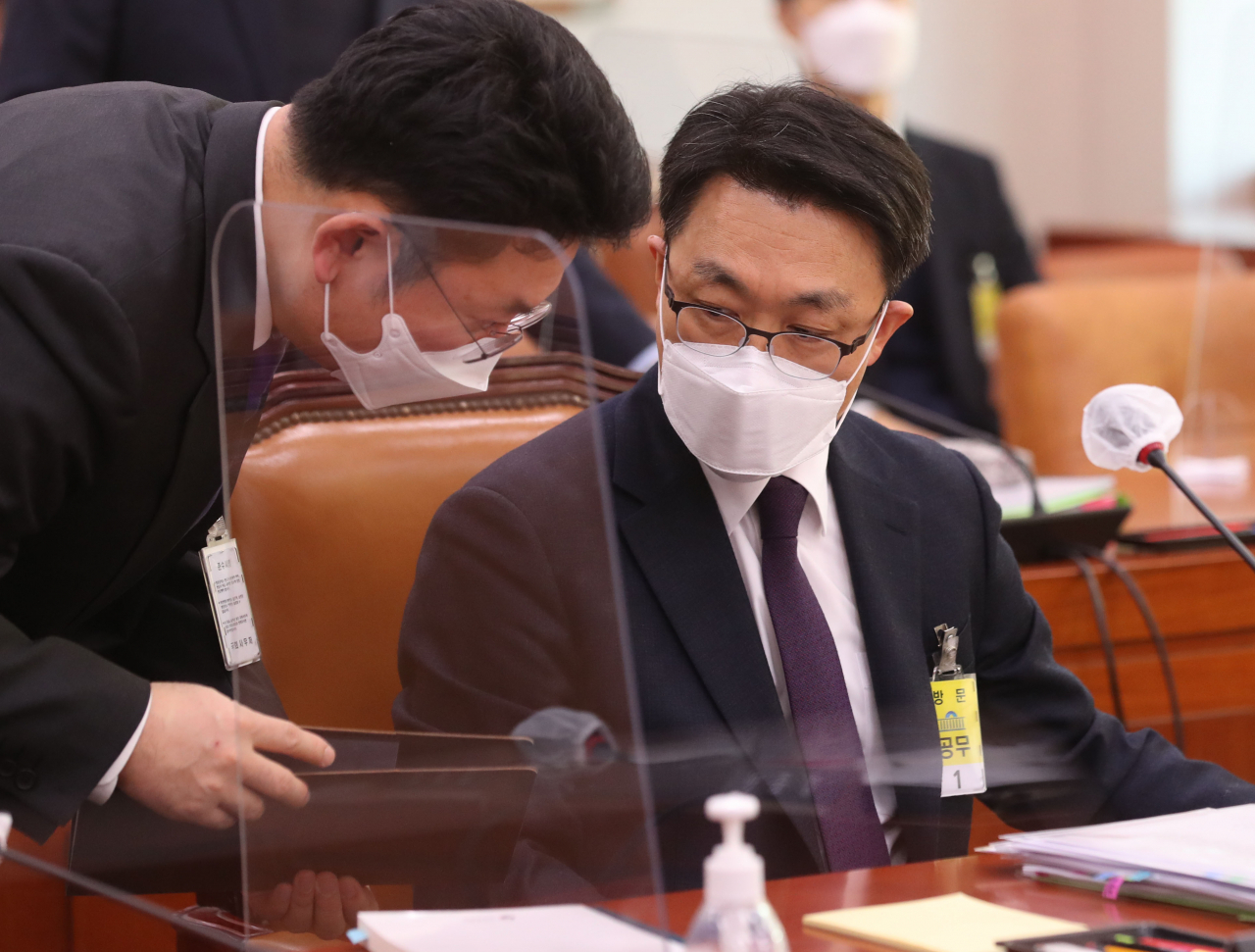김진욱 초대 고위공직자범죄수사처(공수처) 처장 후보자가 19일 오전 서울 여의도 국회 법제사법위원회에서 열린 인사청문회에 출석, 관계자와 대화하고 있다. [헤럴드경제=이상섭 기자]