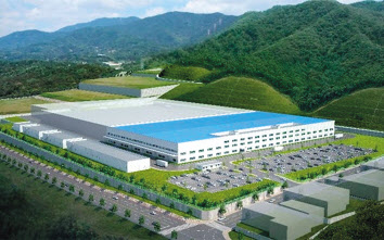 현대모비스 울산 전동화 공장이 오는 3월 초 본 가동에 들어가면서 현대차그룹의 전기차 플랫폼 E-GMP 기반의 전기차 생산체제가 완성된다. 현대차그룹의 전기차 전용 플랫폼 E-GMP(위쪽). 현대모비스 울산 전동화 공장 조감도. [현대모비스 제공]