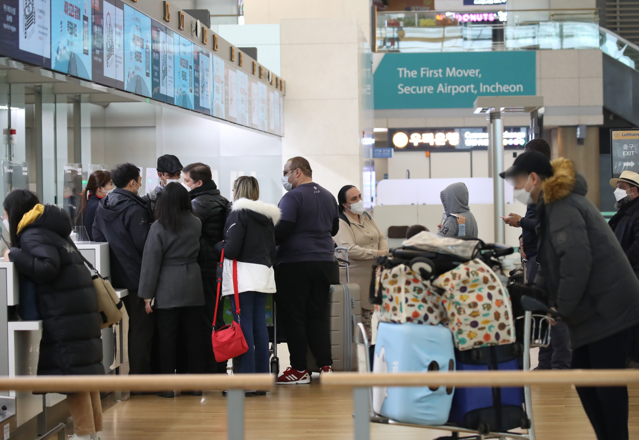 영국발 신종 코로나바이러스 감염증(코로나19) 변이 바이러스가 확산하면서 세계 각국 방역에 비상이 걸린 가운데 지난달 29일 오후 영종도 인천국제공항 1터미널 출국장에서 탑승객들이 출국 수속을 하고 있다. [연합]
