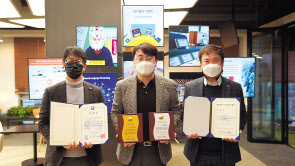 CJ올리브네트웍스 차인혁(가운데) 대표이사와 경영지원담당 백재민(왼쪽) 상무가 서울시 용산구 본사에서 상장과 상패를 들고 기념 사진을 촬영하고 있다. [CJ올리브네트웍스 제공]