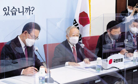 지난 11일 손경식 한국경영자총협회장이 국회에서 열린 ‘국민의힘-경제단체 간담회’에서 발언하고 있다. 이날 국민의힘이 중대재해처벌법에 대한 경영계 의견을 듣기 위해 마련됐다. 간담회에는 주호영 원내대표, 이종배 정책위의장과 손경식 한국경영자총협회장, 김기문 중소기업중앙회장, 김영윤 대한전문건설협회장, 정달홍 대한기계설비건설협회장, 김임영 소상공인연합회 회장직무대행, 석용찬 한국경영혁신중소기업협회장 등이 참석했다. [연합]