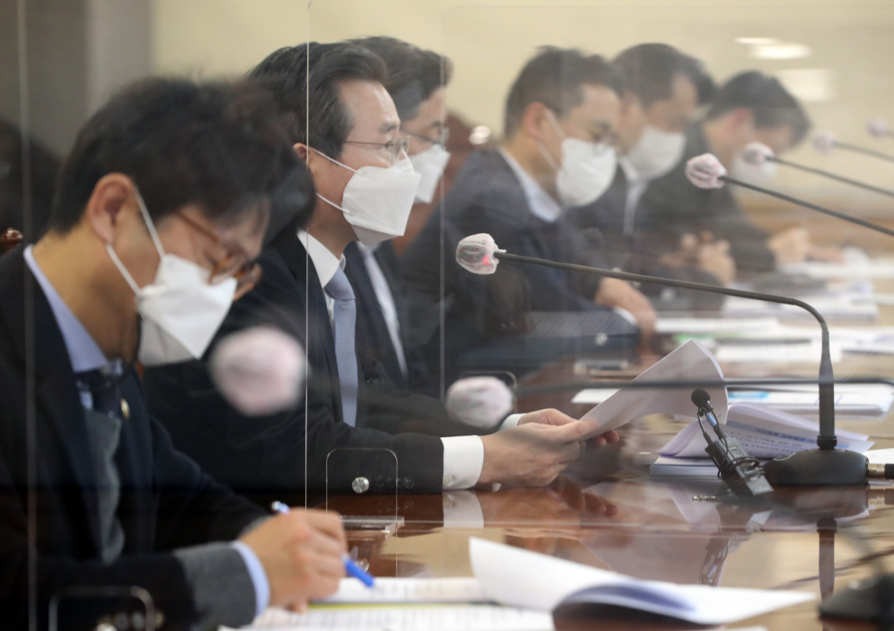 김용범 기획재정부 제1차관이 19일 서울 중구 은행연합회관에서 열린 거시경제금융회의에서 발언하고 있다. 김 차관은 이날 정부세종청사에서 열린 2021년 업무계획 발표에서 “투기수요를 차단하기 위해 6월1일부터 법인과 다주택자에 대해 종부세와 양도세 강화를 차질없이 시행해 나갈 예정”이라고 말했다. [연합]