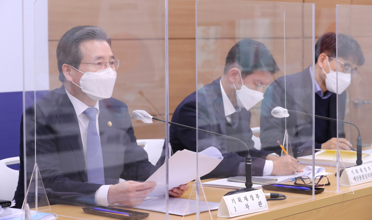 김용범 기획재정부 1차관이 지난 18일 오후 세종시 정부세종청사에서 '2021년 업무계획 발표' 배경 브리핑을 하고 있다. 김 차관은 “정부는 현재까지 확보한 5600만명분의 백신을 2월부터 순차적으로 신속히 도입하고, 빠르고 차질없이 무료접종이 이루어지도록 방역당국과 긴밀히 협력하여 필요한 뒷받침을 다하겠다”고 말했다. 왼쪽부터 김용범 1차관, 최상대 예산총괄심의관, 나주범 재정혁신국장. [연합]