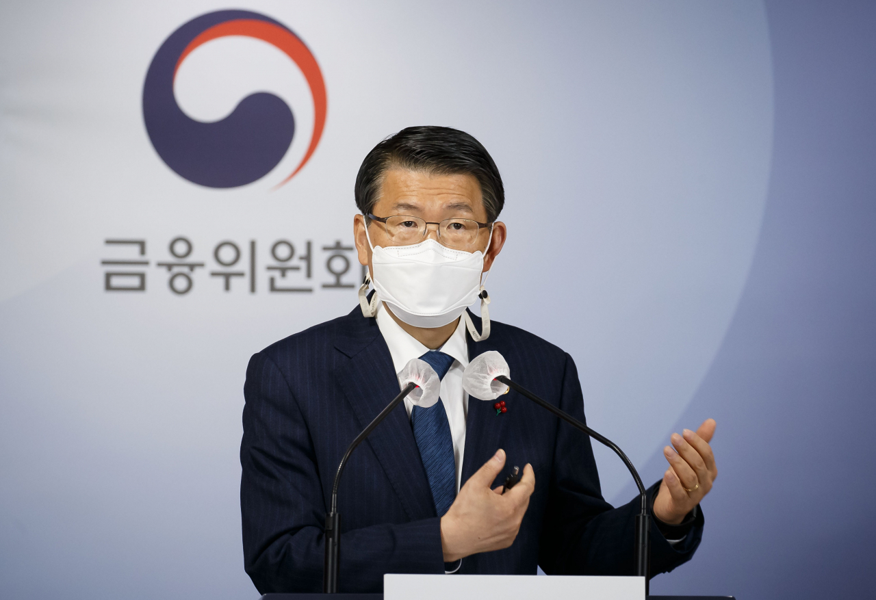 은성수 금융위원장이 지난 18일 서울 종로구 정부서울청사 합동브리핑실에서 2021년 금융위원회 업무계획을 설명하고 있다. [금융위원회 제공]