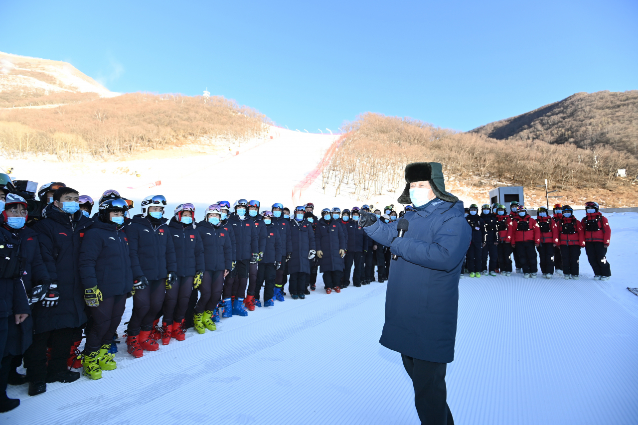 시진핑(習近平) 중국 국가주석이 지난 18일 베이징 하이뎬(海淀)구와 옌칭(延慶)구의 동계올림픽 경기장을 시찰했다. [AP]