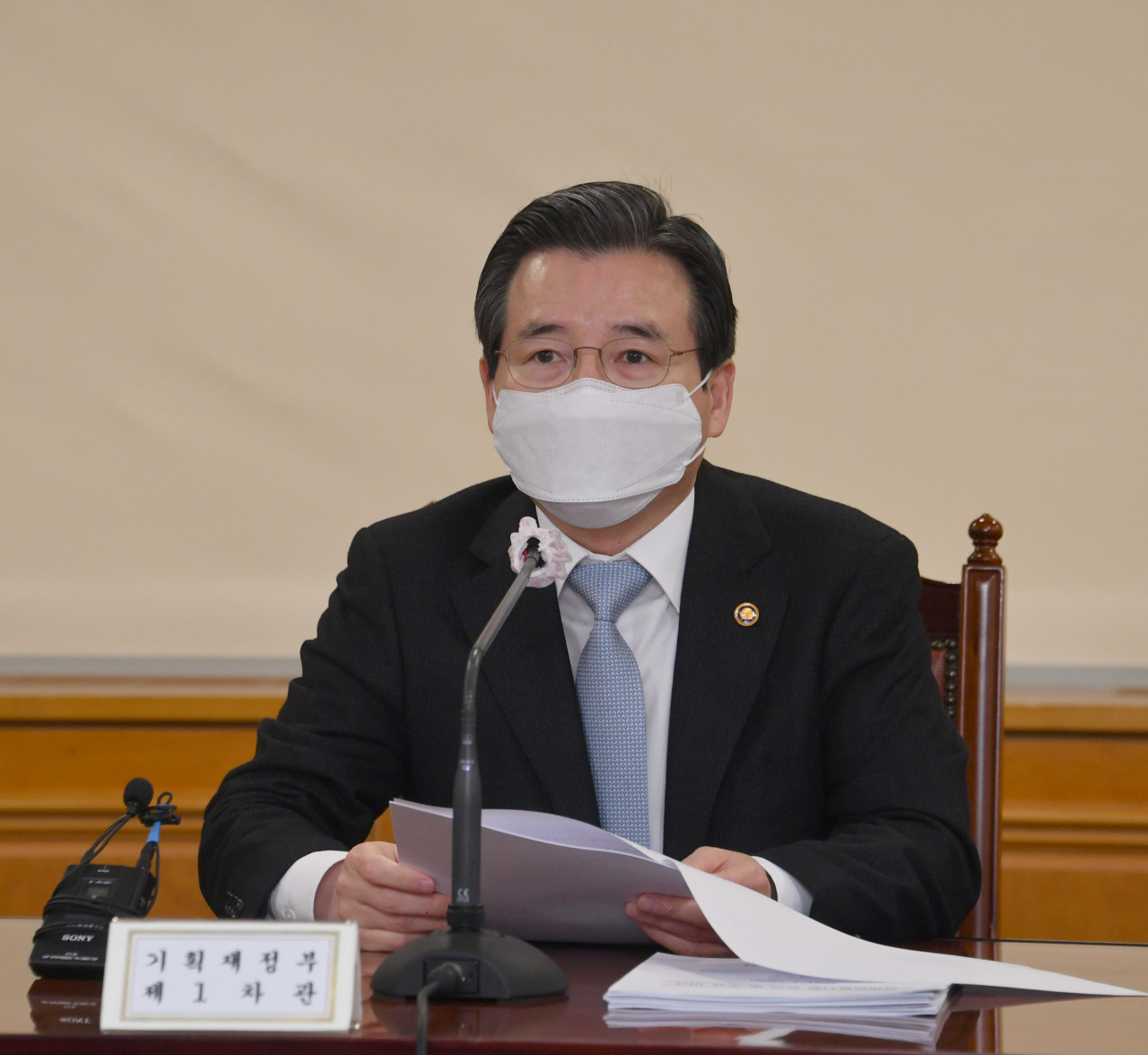 Vice Finance Minister Kim Yong-beom speaks at a microeconomics meeting held in central Seoul on Tuesday. (Yonhap)