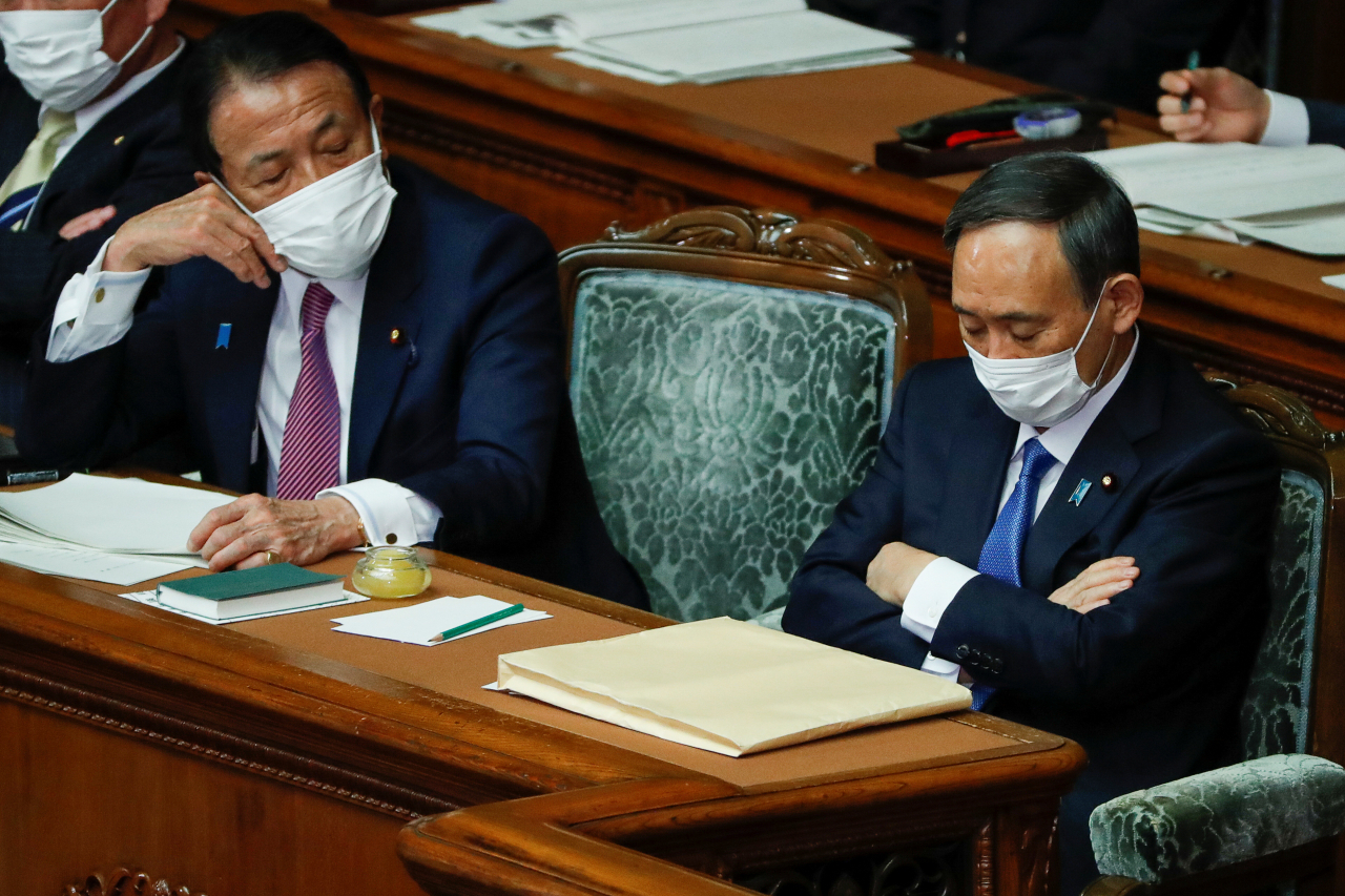 스가 요시히데 일본 총리가 지난 18일 개원한 일본 국회에 출석, 시정 연설에 앞서 눈을 감은 채 생각에 잠겨 있다.[로이터]