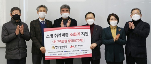 정원주 대한주택건설협회 광주전남도회장(왼쪽에서 세번째)이 19일 광주복지재단에 소화기 870개를 후원하고 있다. [주택건설협회 제공]