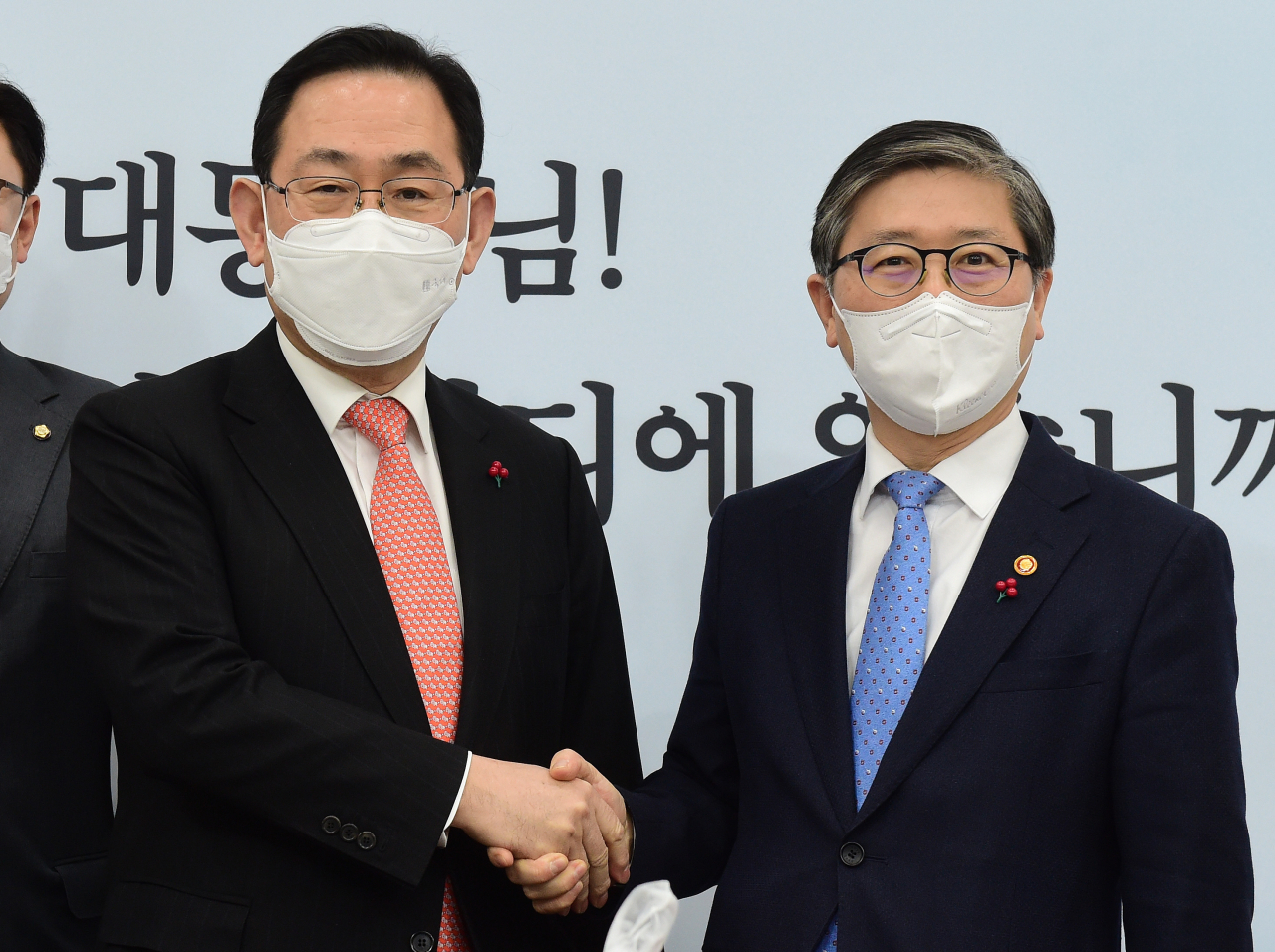 국민의힘 주호영 원내대표(왼쪽)가 19일 국회에서 예방한 변창흠 국토교통부 장관과 악수하고 있다. [연합]