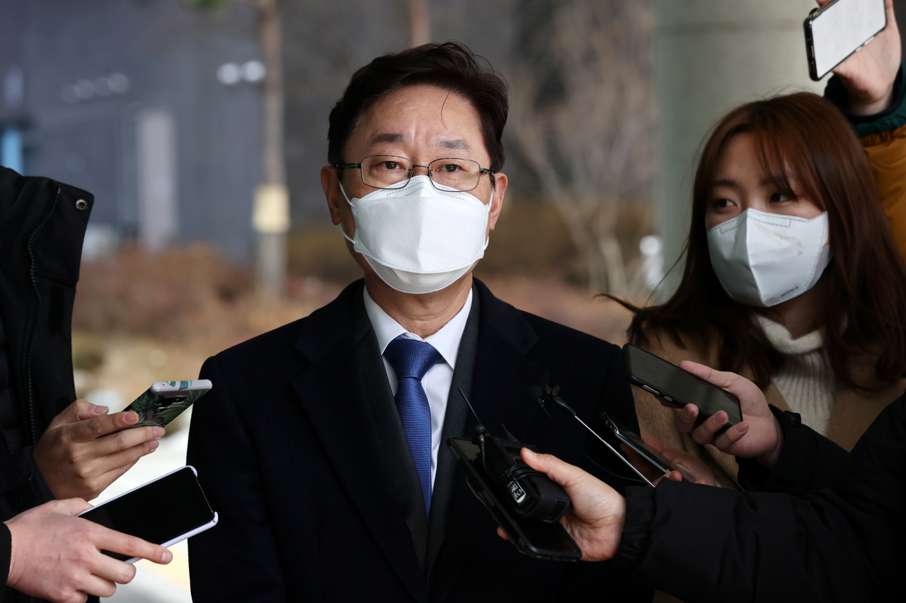 박범계 법무부 장관 후보자가 지난 14일 서울 서초구 서울고검에 마련된 인사청문회 준비 사무실로 출근하며 취재진 질문에 답하고 있다. [연합]
